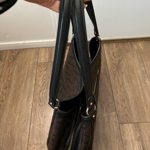 Classic Coach Bag - Picture 4 of 9